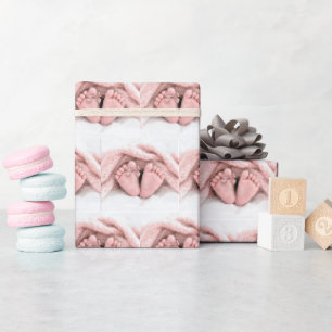 Papel De Presente Pés de Bebê Menina com um Laço de Bolinhas