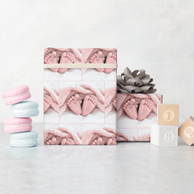 Papel De Presente Pés de Bebê Menina com um Laço de Bolinhas (Chá de bebê)