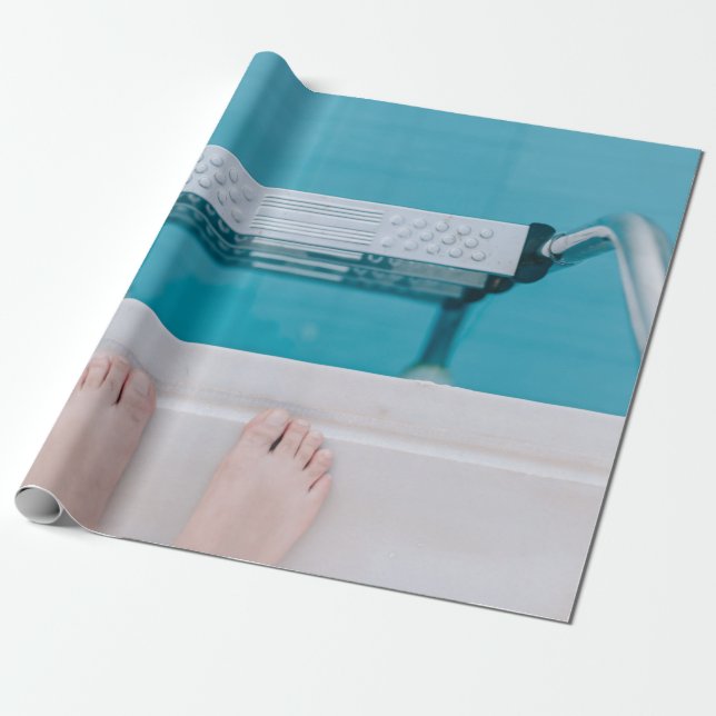 Papel De Presente Pessoa de pé na escada da piscina de natação (Desenrolado)