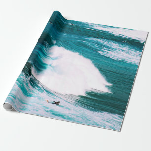 Papel De Presente Pessoa no surfboard com ondas oceânicas