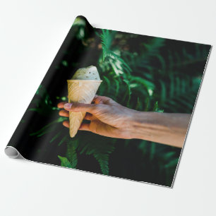 Papel De Presente Pessoa que detém o sorvete