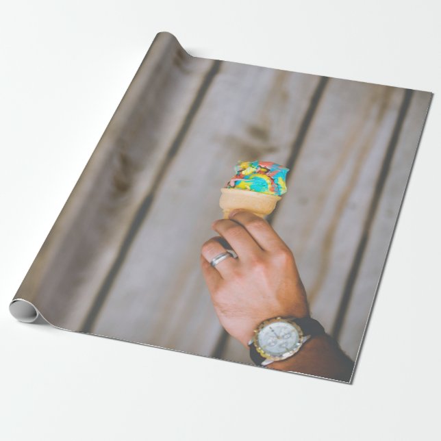 Papel De Presente Pessoa segurando sorvete multicolorido (Desenrolado)