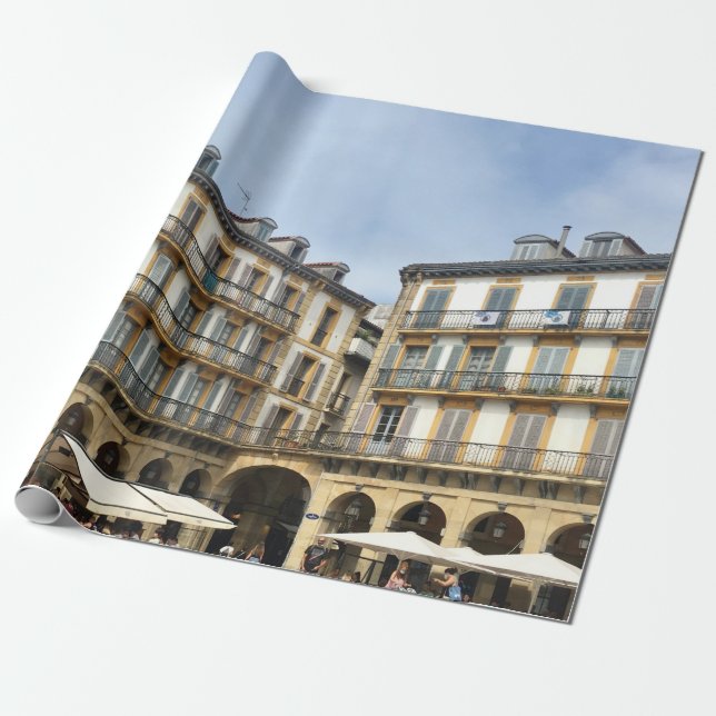 PAPEL DE PRESENTE PESSOAS QUE ANDAM PERTO DA CONSTRUÇÃO CONCRETA DE  (Desenrolado)