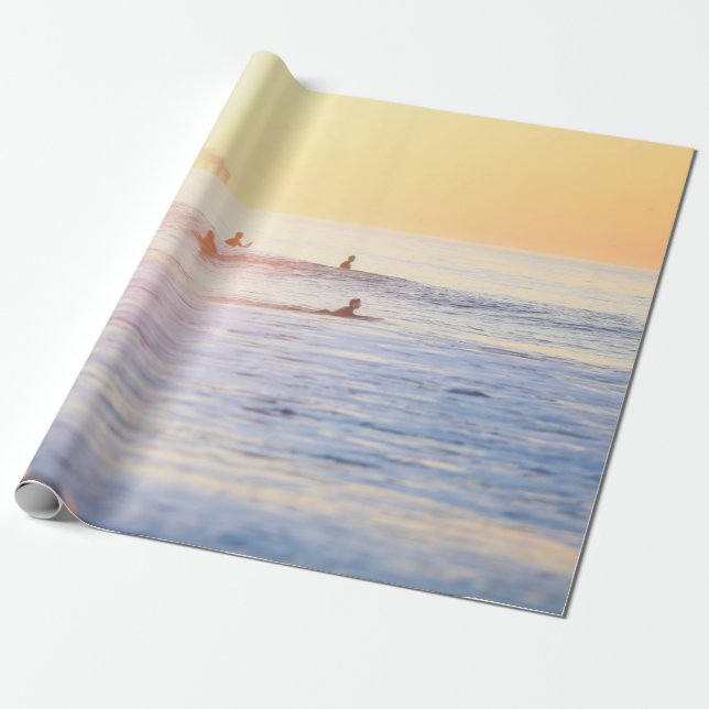 Papel De Presente Pessoas surfando na praia (Desenrolado)