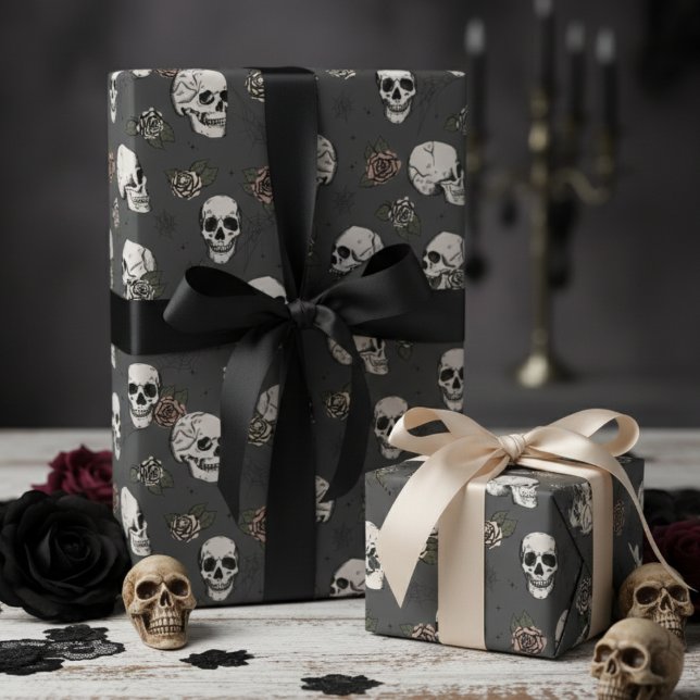 Papel De Presente Pincéis e Rosas, cor-de-rosa, quase pretos (Gothic Black Floral Skulls Wrapping Paper. Vintage Dark Skull & Roses Halloween Pattern for Her)