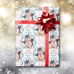 Papel De Presente Pinguim-Rosa Sled Wreath Christmas Wrappaper<br><div class="desc">Neste papel de embrulho de Natal giro, um pinguim adorável veste um cachecol listrado rosa e branco e se senta num trenó. O pinguim está rodeado por uma coroa azul e uma coroa vermelha. As espirais cor-de-rosa aumentam o interesse. Seu texto personalizado está em azul e rosa. Este é um...</div>