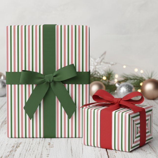 Papel De Presente Pinstripe Elegante de Bastão de Doces Vermelho e V (Elegant Modern Red and Hunter Green Pinstripe Candy Cane Pattern Wrapping Paper for Christmas Party)