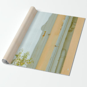 PAPEL DE PRESENTE PLANTA VERDE COM VASSO CERÂMICO AO LADO DA MADEIR