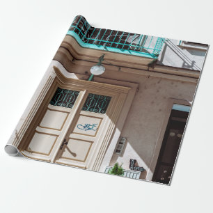 Papel De Presente Porta de madeira castanha sobre construção de be