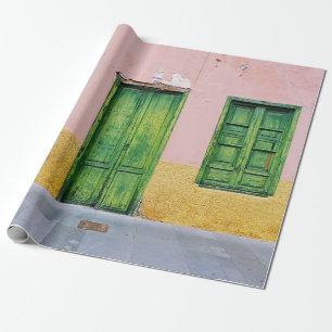 PAPEL DE PRESENTE PORTA DE MADEIRA VERDE NA PAREDE DE CONCRETO BRANC