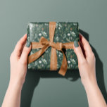 Papel De Presente Presente botânico mínimo moderno do Natal verde<br><div class="desc">Folhagem mínima moderna,  guião verde de Natal,  molho de presente personalizado de Natal. A mão pintada de eucalipto,  folhagem mínima e coroa rattan moderna dão a este cartão de feriado uma sensação luxuosa. Em preto clássico,  verde,  castanho e cinza.</div>