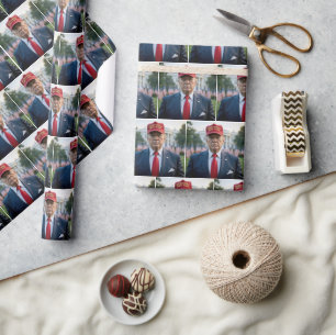 Papel De Presente Presidente Trump com um chapéu de MAGA Vermelho