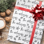 Papel De Presente Preto e Branco Seu Nome Familiar Padrão de Natal<br><div class="desc">Esta design simples e moderna é composta de uma tipografia de escrita lúdica.</div>