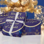 Papel De Presente Primeira Vela do Festival das Luzes de Hanukkah<br><div class="desc">Primeira Vela de Hanukkah. Feliz Festival de Chanucá de Festas de Luzes Molhando Papel Belo Cartão de Férias Judaicas. Lindo fundo de Chanukah, Feriado Judaico, com símbolos decorativos tradicionais de Chanukah - sonhos de madeira (rodando), rosquinhas, hanukkiah menorah, velas, estrela de David e luzes brilhantes - padrão azul de marinho...</div>