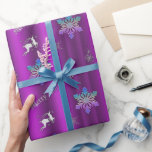 Papel De Presente Púrpura Luxuosa Natal<br><div class="desc">Este molho púrpura de Natal apresenta um padrão de salto de renas e estrelas prateadas, bolhas prateadas penduradas, um floco de neve prateado cintilante, grandes decorações em flocos de neve coloridas com arco-íris e as palavras "Feliz Natal" em brilhante brilho prateado (impresso apenas) na tradicional tipografia inglesa. Este belo papel...</div>