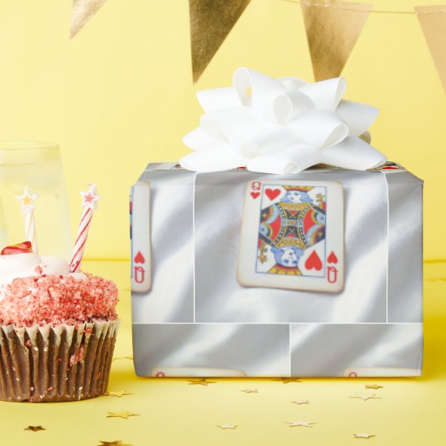 Papel De Presente Queen of Hearts On White Satin Fabric (Festa de aniversário)