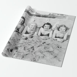 Papel De Presente Retrato de cinco jovens mulheres deitadas na praia