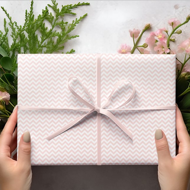 Papel De Presente Rosa claro e Chá de fraldas de distribuição de ges (Modern Pink & White Chevron Stripes Baby Shower Wrapping Paper for Baby Girl. Elegant Zig-Zag Lines)