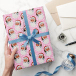 Papel De Presente Rosa Vintage Vitoriano Natal Vitoriano Papai Noel<br><div class="desc">Vintage Victorian Christmas wrappaper apresenta um fundo rosa bonito com um tradicional e sorridente Natal Pai vestindo um chapéu vermelho para o padrão da cabeça do Papai Noel. Também incluímos um fundo de neve para uma terra maravilhosa de inverno. Uma elegante e vitoriosa estética de Natal vitoriana para seu embrulho...</div>