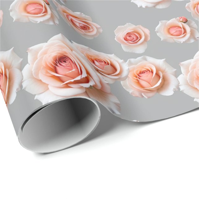 Papel De Presente Rosas em tons de pêssego e coral espalhadas (Ponta do rolo)