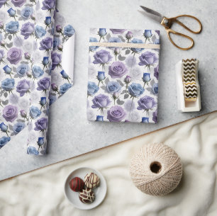 Papel De Presente Rosas Lavanda e Azuis Postas em um Cinza Nublado