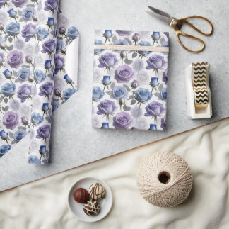 Papel De Presente Rosas Lavanda e Azuis Postas em um Cinza Nublado