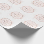 Papel De Presente Seja Feliz | Faux Rosa Dourado e Blush Christmas<br><div class="desc">Este papel festivo e tradicional de embrulho de Natal contém as palavras "Seja Feliz" em dourado falso rosa,  tipografia e roteiro modernos,  com dois círculos e cinzas geométricas correspondentes. Uma sutil cor-de-água cor-de-rosa-pincel enfeite o círculo.</div>