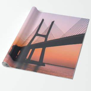 PAPEL DE PRESENTE SILHOUTE DA PONTE SOB O CÉU CLARO