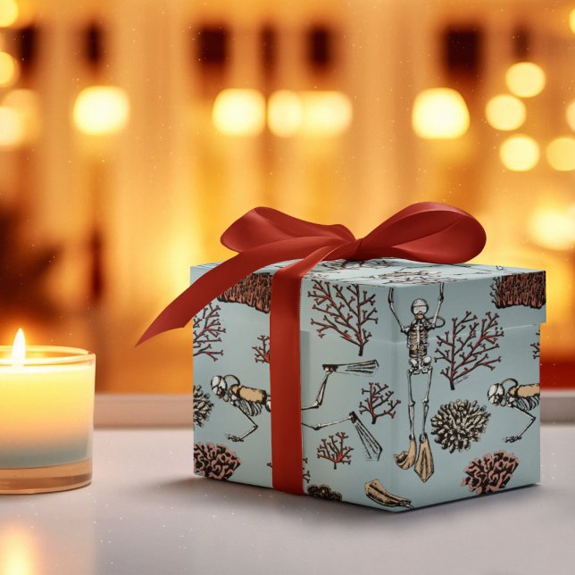 Papel De Presente Skeleton gótico mergulha em coral (Hand-Drawn in Black Ink, Skeleton Scuba Divers Swim among Red Corals Against French Blue Background.)