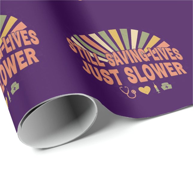 Papel De Presente Still Saving Lives Just Slower Funny Retired Nurse (Ponta do rolo)