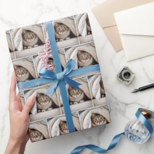 Papel De Presente Tabby Cat Escondendo-se sob um cobertor