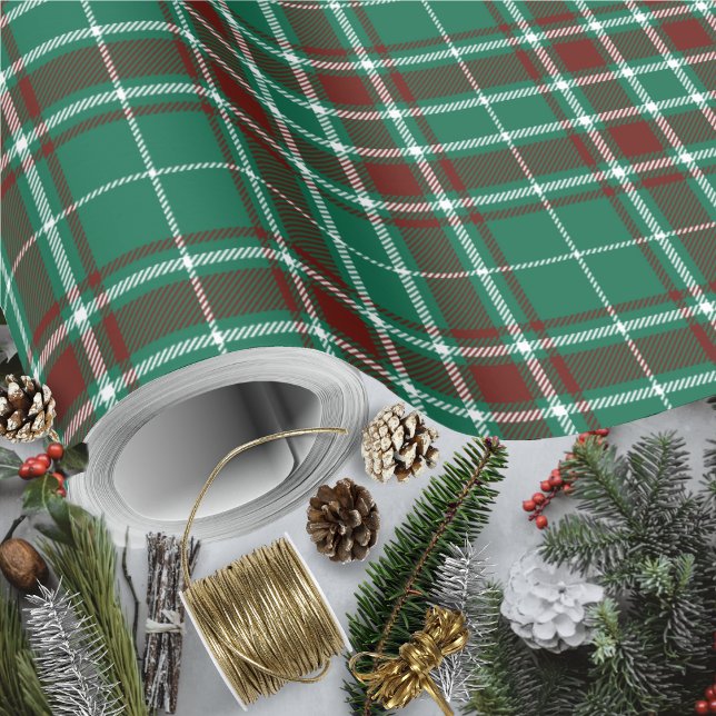 Papel De Presente Tartan - Branco Verde e Vermelho Russo (Tartan - Green White and Russet Red Wrapping Paper by Leapfroglisics Shop)