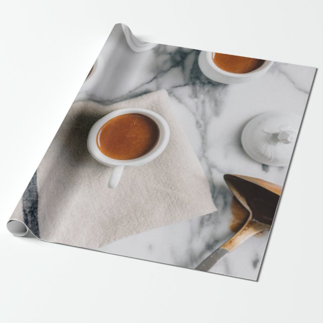 PAPEL DE PRESENTE TEACUP DE CERAMIA BRANCA PREENCHIDO COM LÍQUIDO VE (Desenrolado)