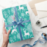 Papel De Presente Teal Aqua Christmas Reindeer Wrappaper<br><div class="desc">O papel de embrulho de Natal apresenta uma rena e árvores de floresta, design scandi, em branco, sobre um fundo aqua de chá. Este belo presente é perfeito para adicionar os toques finais aos seus presentes de Natal. Navegue na Coleção de Marcas e Quebras de Presente Natal para obter mais...</div>