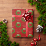 Papel De Presente Terra Evergreen com Natal de Mensagem Personalizad<br><div class="desc">Este padrão neste charmoso papel de embrulho de Natal consiste numa coroa verde com um antigo arco branco alternando com uma saudação personalizada da sua família ou empresa.</div>