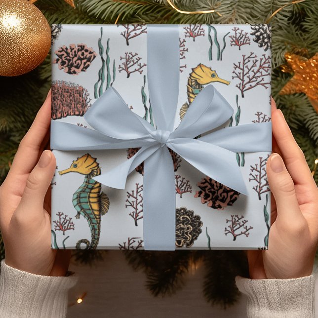 Papel De Presente Tesouros marinhos Cavalo de mar e Coral Náutico (Beautiful Hand-drawn Seahorse & Red Corals Pattern. Teal & Gold Seahorses. Light Blue Background.)