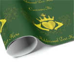 Papel De Presente The Claddagh (Dourado)<br><div class="desc">O design distinto de Claddagh apresenta duas mãos batendo um coração, e geralmente é superado por uma coroa. Diz-se frequentemente que os elementos deste símbolo correspondem às qualidades do amor (o coração), da amizade (as mãos) e da lealdade (a coroa). Muitas vezes dado em forma de anel, o Cladagh pode...</div>