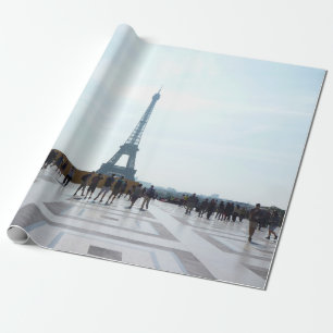 PAPEL DE PRESENTE TORRE EIFFEL POR TRÁS DE CONSTRUÇÃO CONCRETA