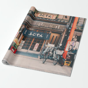 PAPEL DE PRESENTE TRÊS BICICLETAS ESTACIONADAS NA FRENTE DA CONSTRU