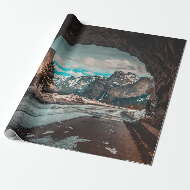PAPEL DE PRESENTE TÚNEL VAZIO NA ESTRADA QUE CONDUZ ÀS MONTANHAS (Desenrolado)