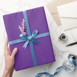 Papel De Presente Um fundo roxo simples com textura vertical sutil