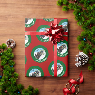 Papel De Presente Um Skunk Engraçado num Sled É Natal! Cartoon