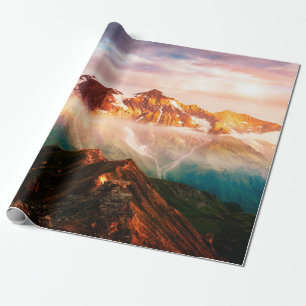 Papel De Presente Uma olhada nas colinas iluminadas pelo sol no crep