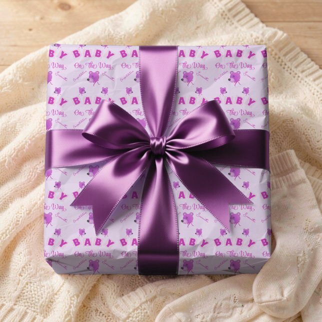 Papel De Presente Urso de Pelúcia com Texto Rosa e Roxo Chá de Bebê (Customizable purple baby bear wrapping paper for that baby shower. It's cute and its different.)