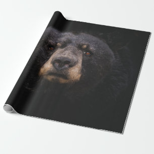 PAPEL DE PRESENTE URSO NEGRO NA BANCADA DE ÁRVORE DE MADEIRA MARCADA