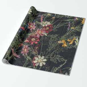 Papel De Presente Várias flores no fundo preto de madeira. Ab