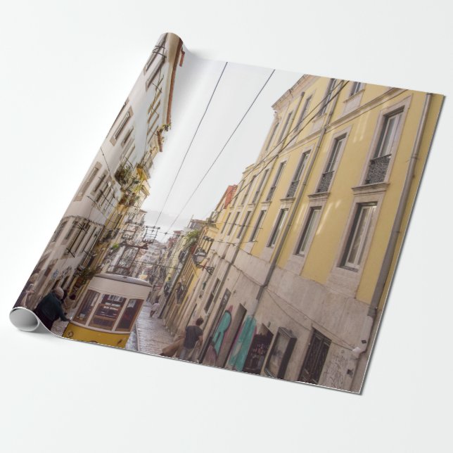 PAPEL DE PRESENTE VEÍCULO AMARELO E CINZA PASSANDO NA ESTRADA (Desenrolado)