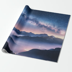 Papel De Presente Via Látea sobre montanhas de nevoeiro à noite no v