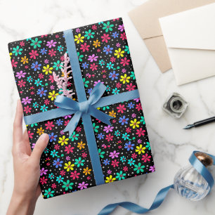 Papel De Presente Visitas multicoloridas sobre um fundo preto