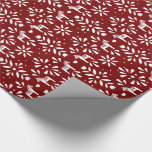 Papel De Presente White on Dark Red Dala Horse Christmas<br><div class="desc">Este elegante papel de embrulho de presente de feriado apresenta um padrão folk art de flores, dala cavalo e corações em branco clássico em vermelho com uma torção sueca. O fundo vermelho enterrado profundo pode ser alterado para qualquer cor de sua escolha usando a função "personalizá-lo" e o selecionador de...</div>